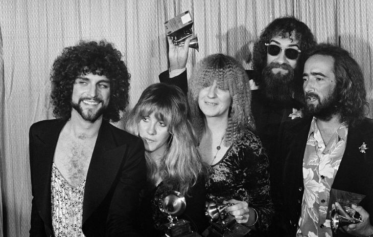 Fleetwood Mac i storhedstiden i 70'erne med Lindsay Buckingham til venstre og Christine McVie i midten. De andre er Stevie Nicks, Mick Fleetwod og John McVie. AP Photo
