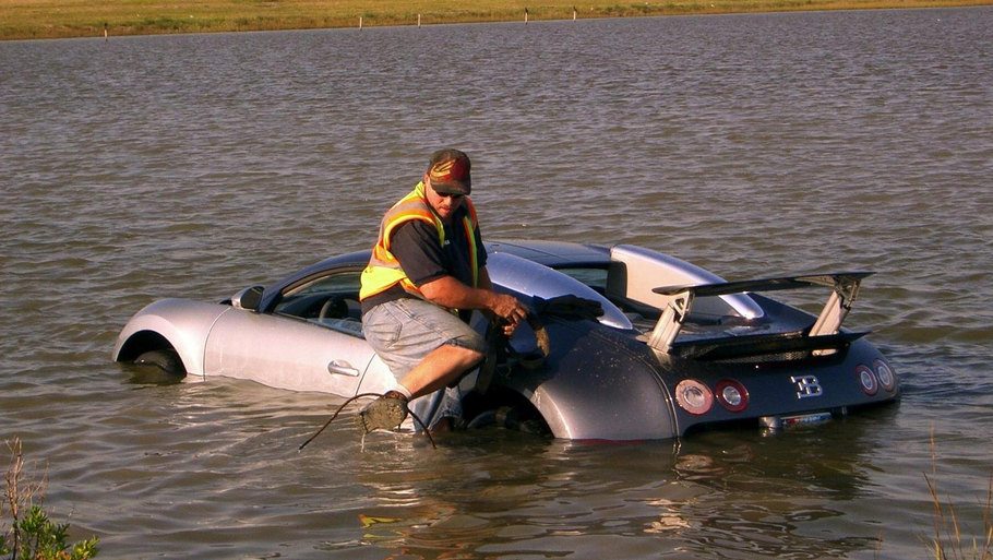 I 2009 forulykkede denne Bugatti Veyron i en saltvandssø i USA. Nu har retten dog slået fast, at det ikke var en ulykke. (Foto: Chris Paschenko)