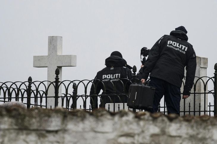 Sneslev Kirke og kirkegården var i flere dage afspærret af politiet efter drabet. Det betød, at blandt andet nytårsgudstjenesten måtte aflyses. Foto: Per Rasmussen