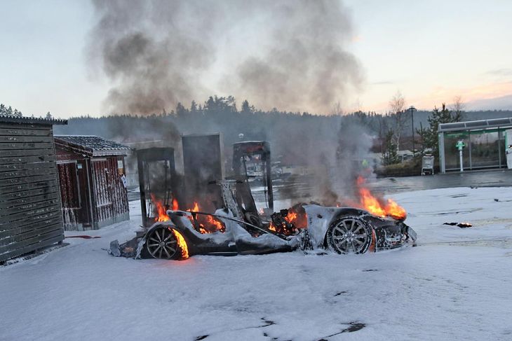 Teslaen stod ikke til at redde, da den først var brudt i brand. (Foto: www.igjerstad.no)