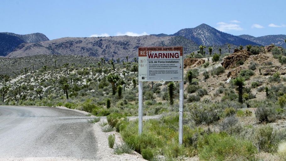 Hertil - og absolut ikke længere. Det er mildest talt uklart, præcis hvad der foregår i dette lukkede område i Nevada i USA. Et kort stykke bag dette skilt bliver vejen asfalteret og fører direkte til den berygtede 'Area 51'. (Foto: AP)