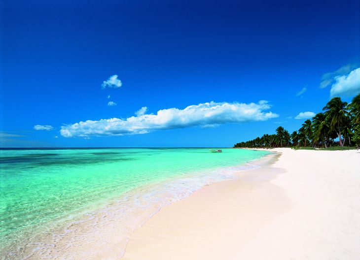 Det er svært at finde strande, som imponerer i samme grad, som de gør i Caribien. Sandet er koralsand, hvilket betyder er strande her - om nogle steder - kan kaldes kridhvide. (Foto: Dominican Republic Tourist Office)