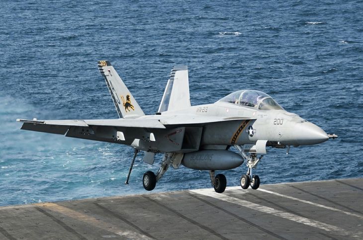 F/A-18 Super Hornet koster ifølge Pentagon 112.000 kroner at holde på vingerne i en time. (Foto: AP)