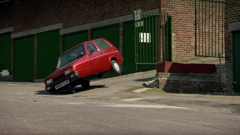 Der går ikke mange sekunder med Clarkson bag rattet, før den stakkels bil får ridset lakken på den ene side. Se den fulde video herunder. (Foto: BBC/YouTube)