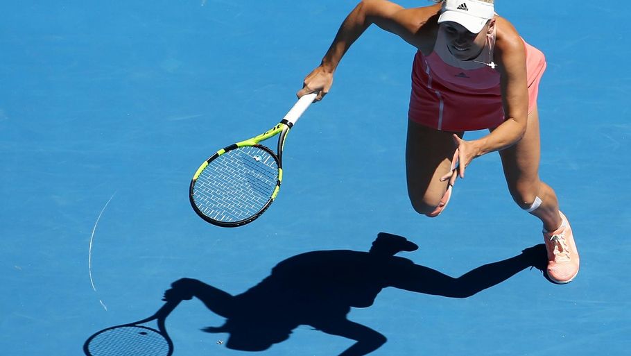 Kritikere vil sikkert hævde, at Caroline Wozniacki benytter sig af sin status udenfor Top 10 til at løbe efter pengene i de små turneringer (Foto: AP)