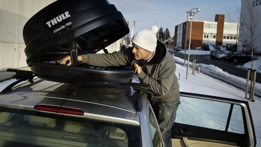 Når det kniber med plads til ski og støvler i bilen, kan en tagboks være en oplagt mulighed. Mange af dem udgør dog en stor risiko. (Arkivfoto: Thomas Lekfeldt)
