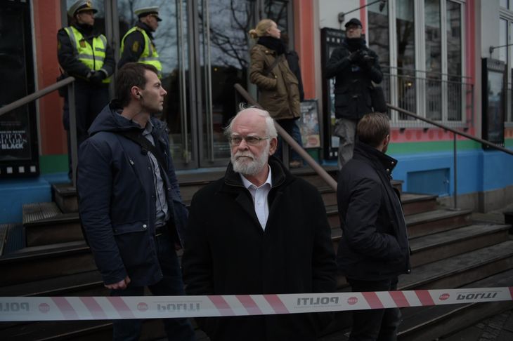 Lars Hedegaard er også ankommet til Axeltorv og beskyttes af politiet. Han fortæller til Ekstra Bladet, at han er helt tryg. (Foto: Anthon Unger)