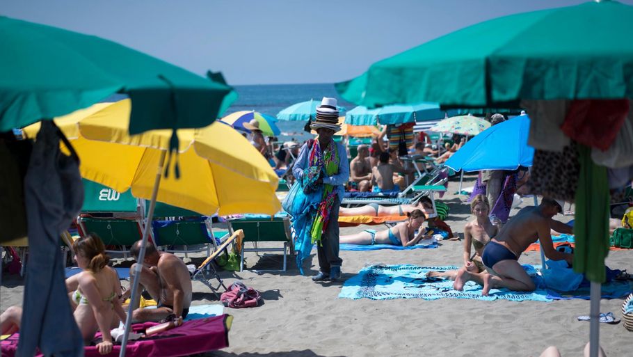 Italien vil rydde de italienske strande for gadesælgere. Foto: Andrew Medichini/AP