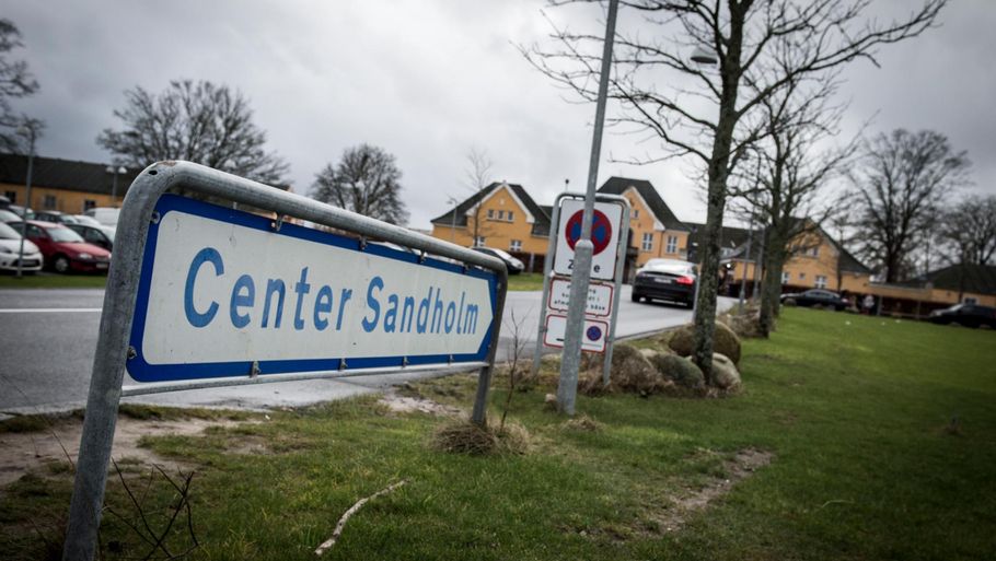 En 46-årig asylansøger blev søndag formiddag fundet knivdræbt på sit værelse på Center Sandholm. Nu efterlyser politiet en 34-årig mand, som også har boet på centeret. Foto: Jonas Olufson