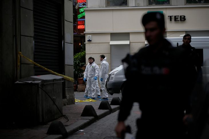 Retsmedicinere på arbejde på Istiklal Street efter bomben i går blev detoneret omkring klokken 11 lokal tid. (Foto: AP)