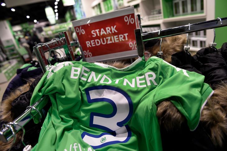 Bendtners trøje er på udsalg, måske kommer Max Kruses trøje også snart på udsalg i Wolfsburg - i hvert fald er han nu smidt af landsholdet (Foto: Lars Poulsen)
