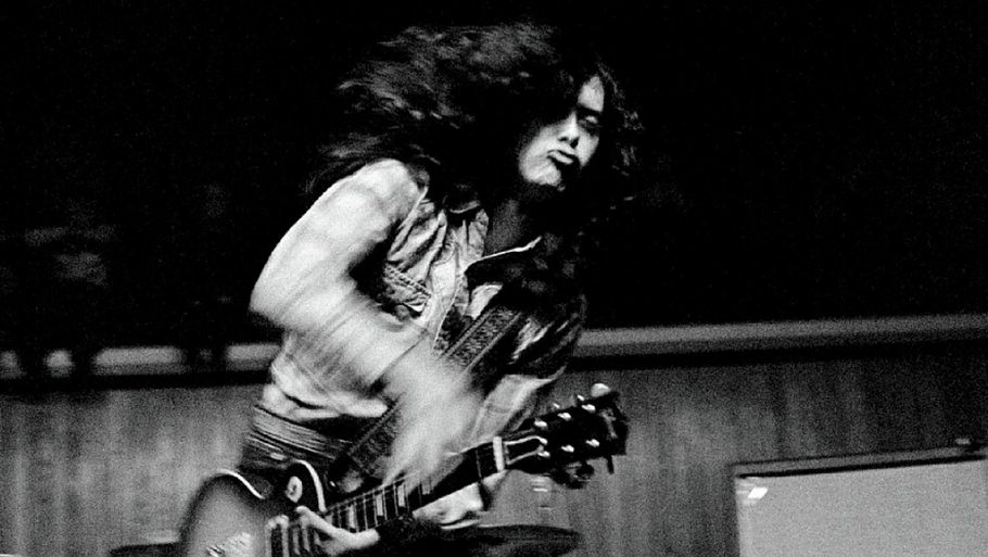 Led Zeppelins mesterguitarist Jimmy Page på scenen i K.B. Hallen anno 1970. Foto: Jørgen Angel