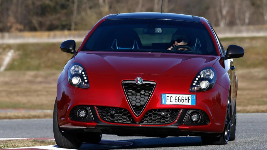 Vi kører den faceliftede Alfa Giulietta på fabrikkens testbane, Balocco, i Norditalien. Som noget nyt kan man tilkøbe en såkaldt Veloce-pakke, der får Giulietta til at ligne topversionen næsten 100 pct. Merprisen for den fornøjelse er 38.000 kr. Foto: Alfa