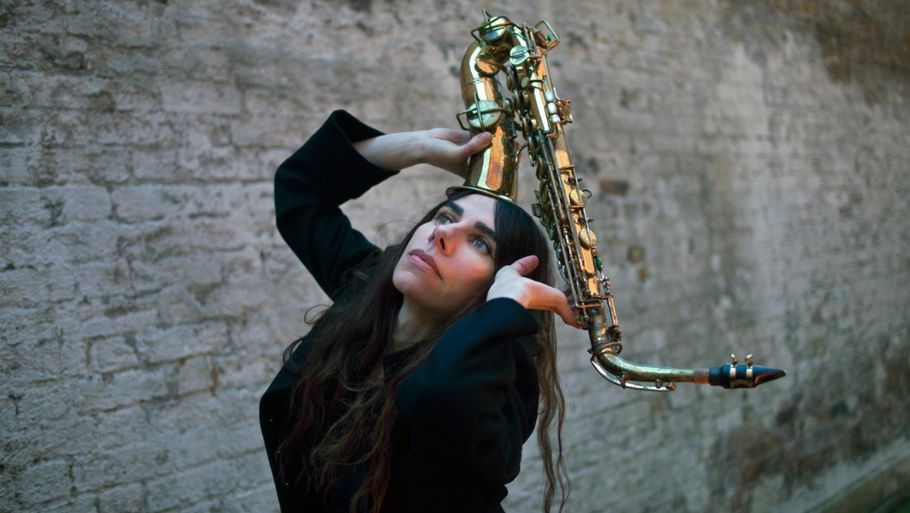 46-årige Polly Jean Harvey bruger en del saxofon på typisk kompromisløs plade. (Foto: Maria Mochnacz)