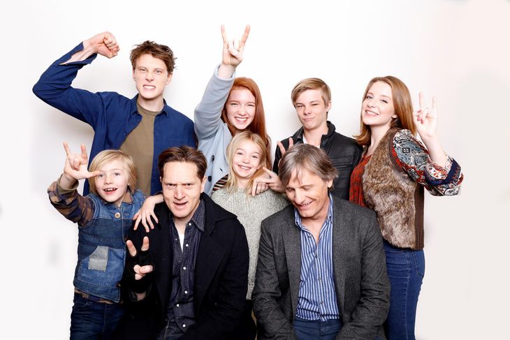 Viggo Mortensen og filminstruktøren Matt Ross samt filmens seks børn hilser her på pressen. (Foto: AP)