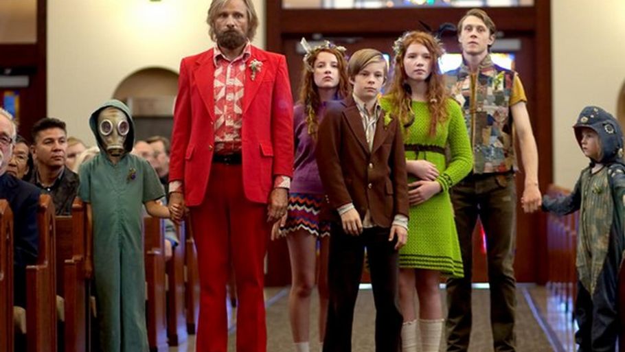 Viggo Mortensen ses her i en scene fra filmen med alle sine seks børn. (Foto: PR Foto)