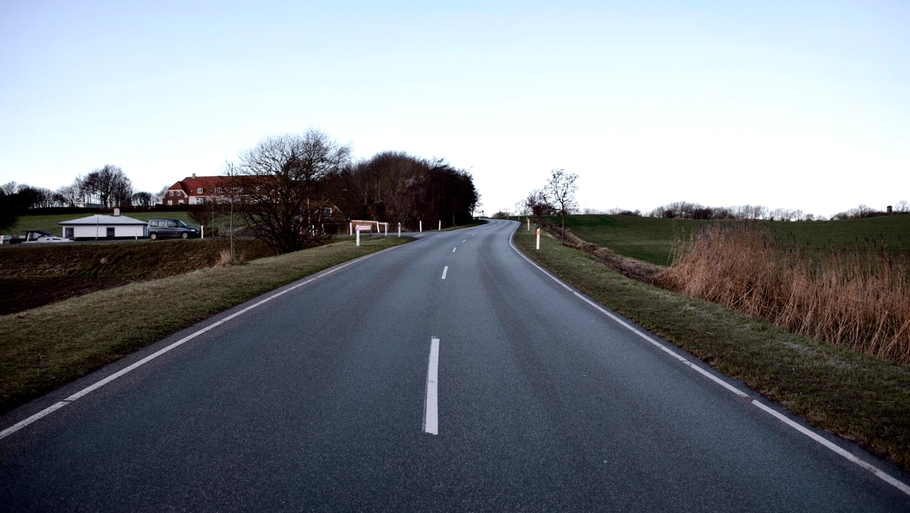 Rådet for Sikker Trafik mener, at man skal differentiere hastighedsgrænserne, så farten kan sættes op på udvalgte strækninger. (Arkivfoto: Miriam Dalsgaard)