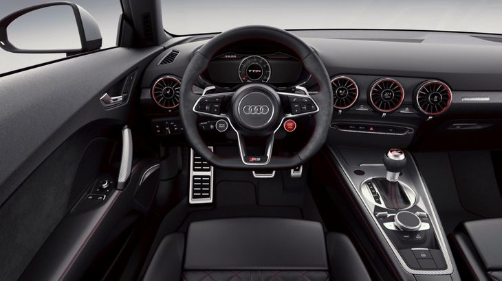 Betjening og visning i den nye TT RS er komplet koncentreret omkring føreren. Alle informationer bliver som standard vist i det komplet digitale Audi virtual cockpit med 12,3