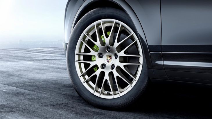 Platinum-modellen kan genkendes på de bredere hjulkasser, der er fyldt ud med store fælge i RS Spyder-design. (Foto: PR)