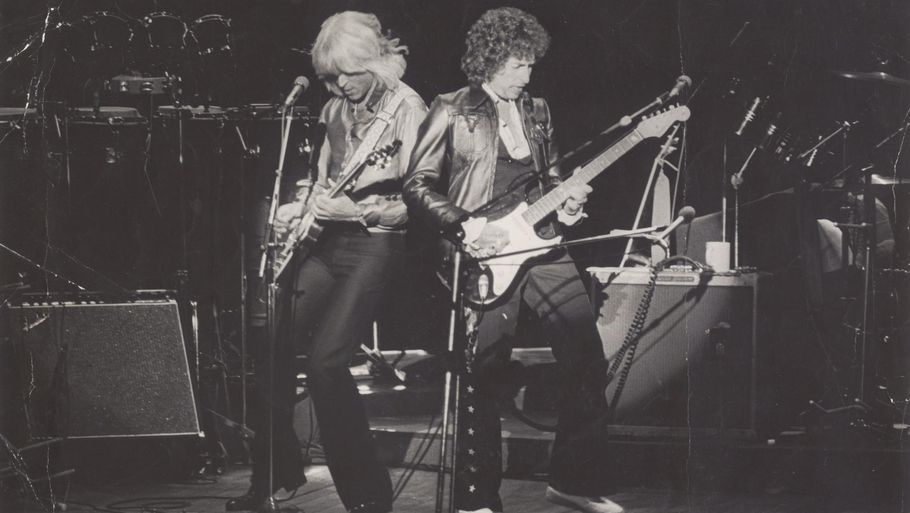Billy Cross og Bob Dylan på scenen i 1970'erne. Privatfoto.