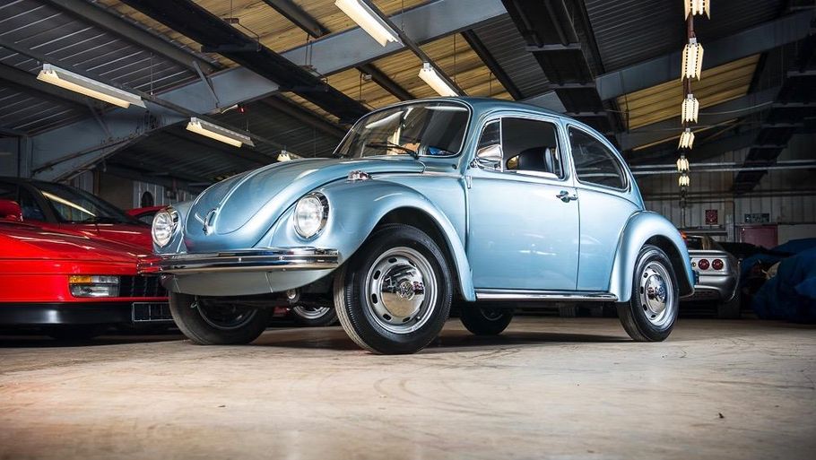 Den blå 1974 VW Type 1 sælges på auktion den 28. og 29. maj med oprindelige dæk og olie og et helt ubrugt værktøjssæt. (Foto: Silverstone Auctions)