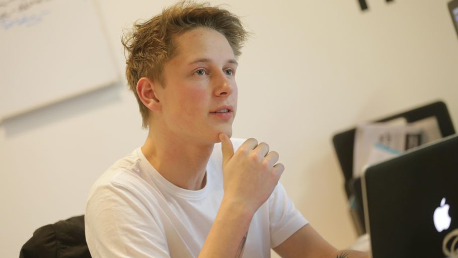 Med virksomheden Somera skriver 20-årige Kristian og hans ti ansatte blandt andet tekster for webshops, som skal have beskrevet deres produkter. (Foto: Morten Holst Henriksen)