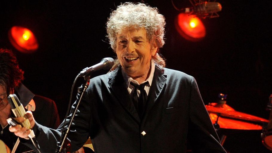 Bob Dylan - crooneren imponerende igen tilsat tindrende stemmeføring, flot outfit og aparte dansetrin. Arkivfoto: AP