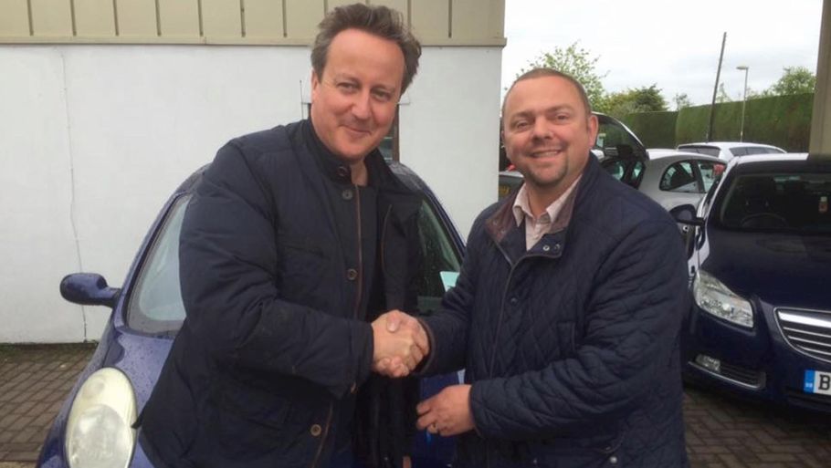 David Cameron har skaffet en ny bil til sin kone - tydeligvis til stor glæde for både Cameron selv og den lokale bilforhandler. Mon konen er lige så tilfreds? (Foto: Witney Used Car Centre)