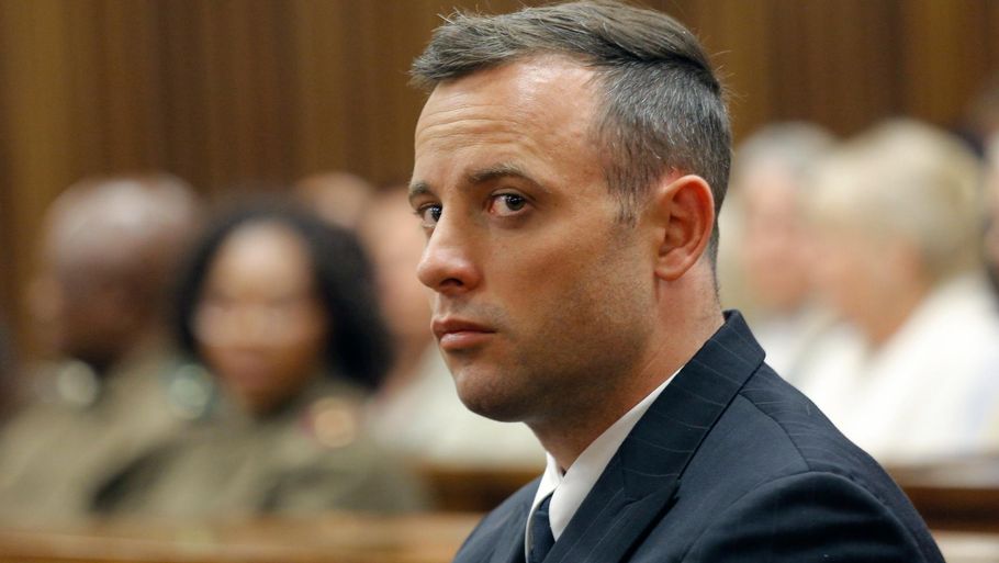Oscar Pistorius skal bøde for sin forbrydelse, mener den 73-årige svigerfar Barry Steenkamp. (Foto: AP)