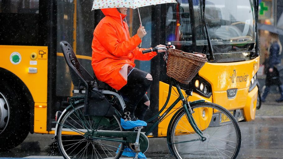 Frem med paraplyerne. Tunge skyer sender kraftigt regnvejr ned over Danmark. Foto: Polfoto