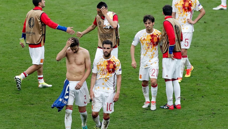 Gerard Piqué og Francesc Fábregas forlader banen efter Spanien nederlag til Italien ved EM. (Foto: AP)