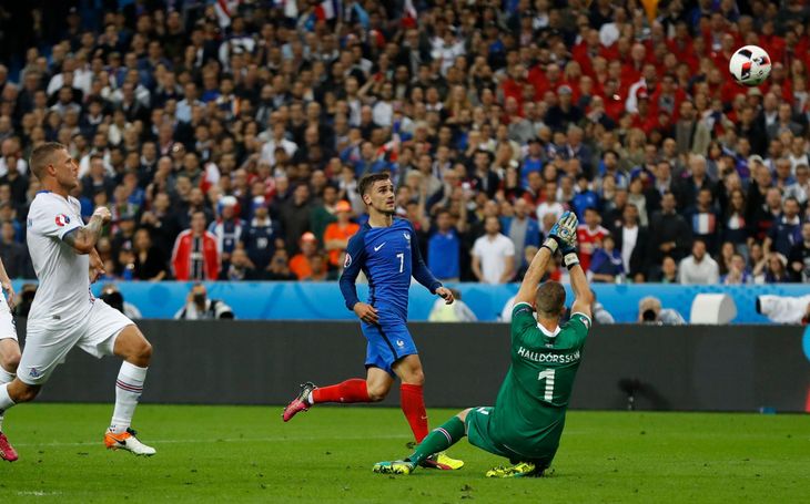 Antoine Griezmann gør det her til 4-0 mod Island. Foto: AP