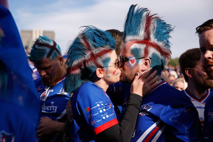 De islandske fans er med i FIFA 17. Foto: AP