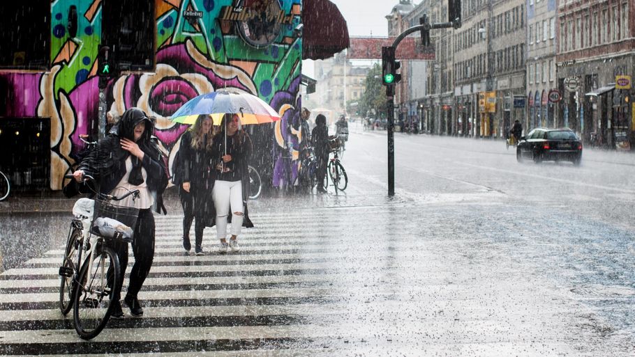 Det bliver en regnvåd weekend, danskerne går i møde. Foto: Rasmus Flindt Pedersen