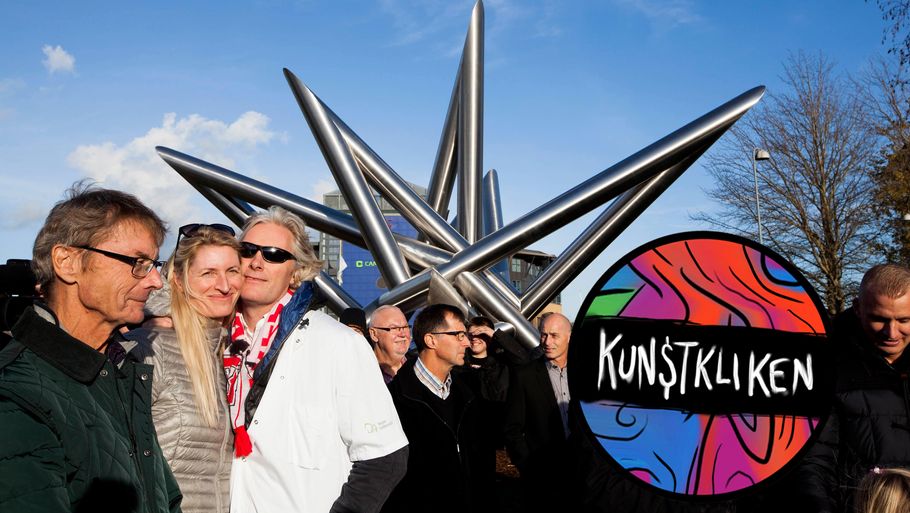 Kristian von Hornsleth (i den hvide trøje) foran sin stjerne i Vejle. Foto: Mette Mørk