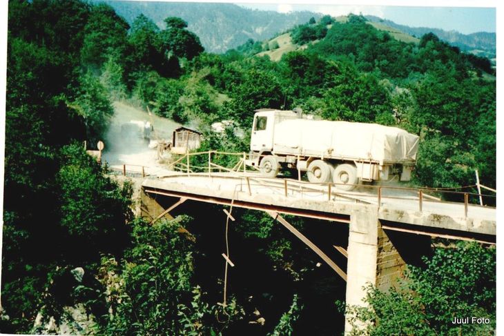 En lastbil fra Tonny Juuls nødhjælpskonvoj på vej over en bro i Bosnien. Privatfoto