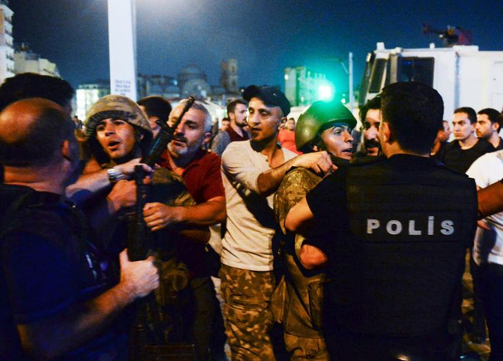 Straks efter det mislykkede kup i 2016 blev der udstedt anholdelsesordrer på i alt 2745 dommere og anklagere over hele Tyrkiet. Foto: AP