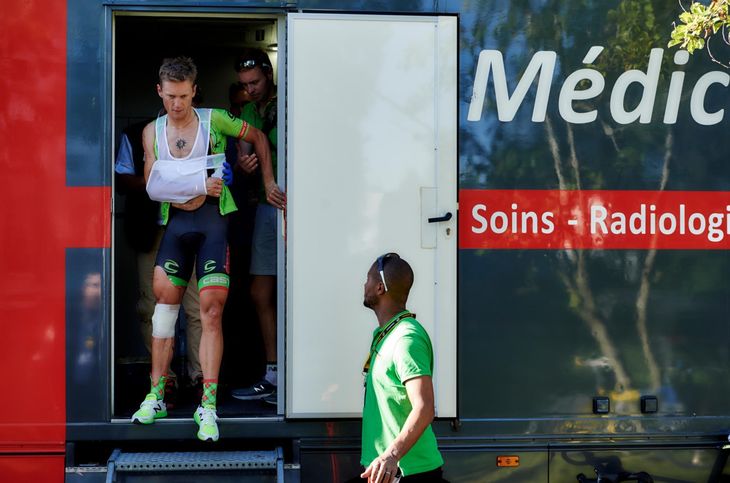 Matti Breschel måtte forlade Tour de France stærkt forslået og med en alvorlig flænge omkring knæet. Foto: Claus Bonnerup