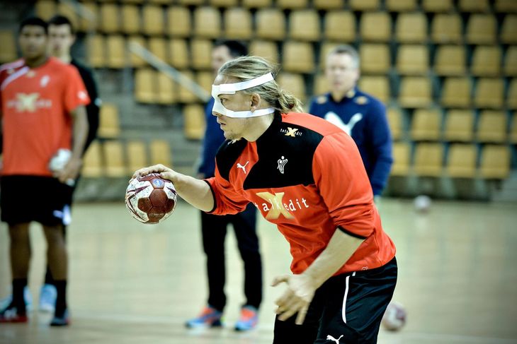 Morten Olsen trænede efter næsestyveren i januar 2015 med en maske, som han dog ikke måtte bruge i kamp. Han valgte at få repareret næsten frem for at løbe risikoen for nye brud - og en voldsom operation. Foto: Anita Graversen