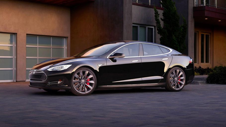 Amerikanske Larry sætter stor pris på sin Tesla S model. Foto: PR