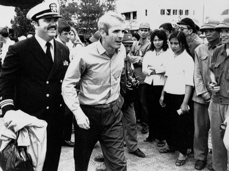 John McCain kort efter sin løsladelse fra de nordvietnamesiske tropper i marts 1973. Foto: AP