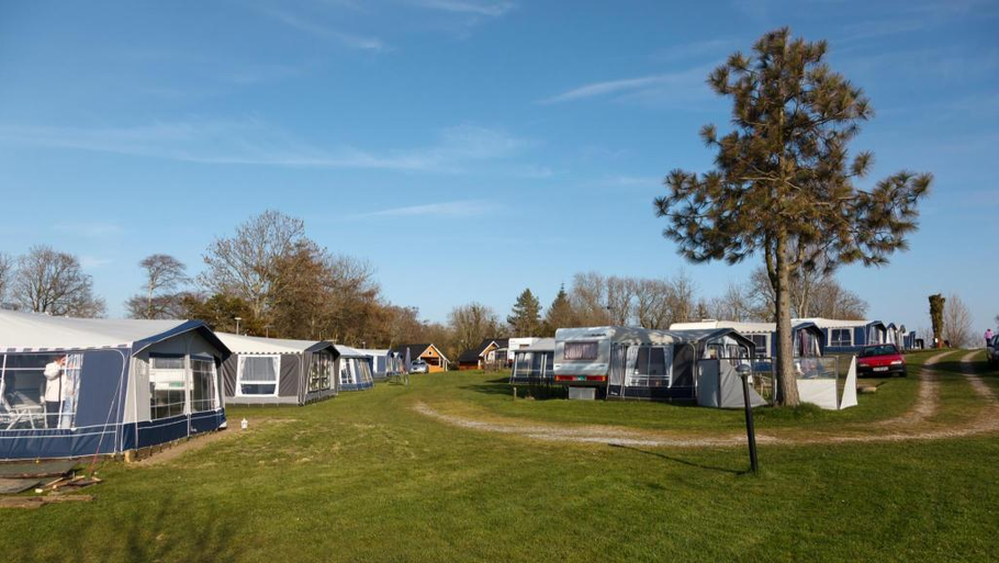 Du har mere end 500 campingpladser at vælge imellem herhjemme, så der er med garanti en eller flere, der passer til dit feriebudget. Foto: Colourbox