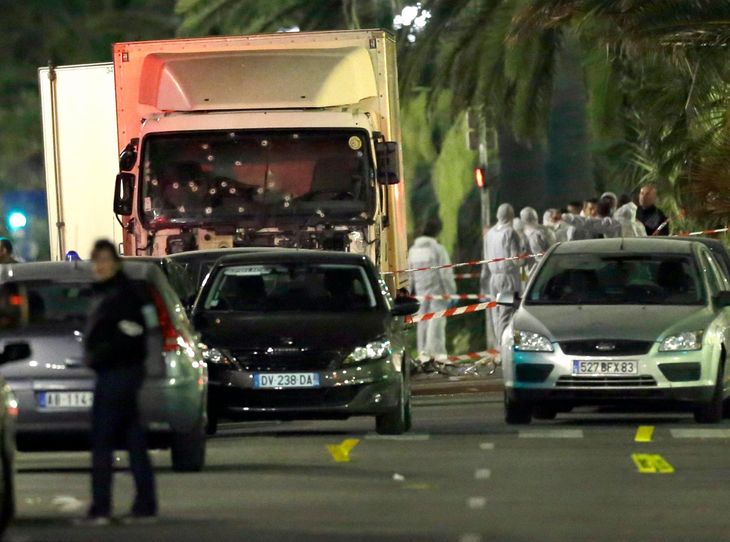 Lastbilen, der blev brugt til angrebet i Nice den 14. juli 2016 er fyldt med skudhuller efter at politiet har skudt og dræbt gerningsmanden. Foto: AP