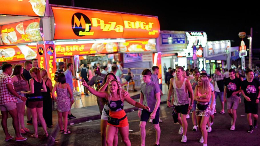 Destinationer som Ibiza og Magaluf (foto) i Spanien er især populære blandt unge rejsende, der ofte begynder alkoholindtaget i lufthavnen på vej til ferien. Foto: Samuel Aranda