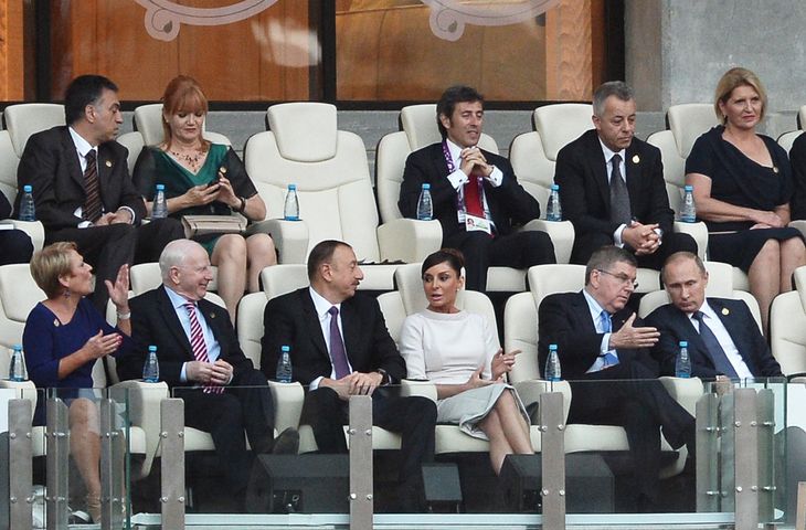 Fra åbningsceremonien i Baku. På forreste række fra venstre: Ægteparret Hickey, ægteparret Aliyev, IOC-præsident Thomas Bach og Ruslands præsident Vladimir Putin. Foto: AP 