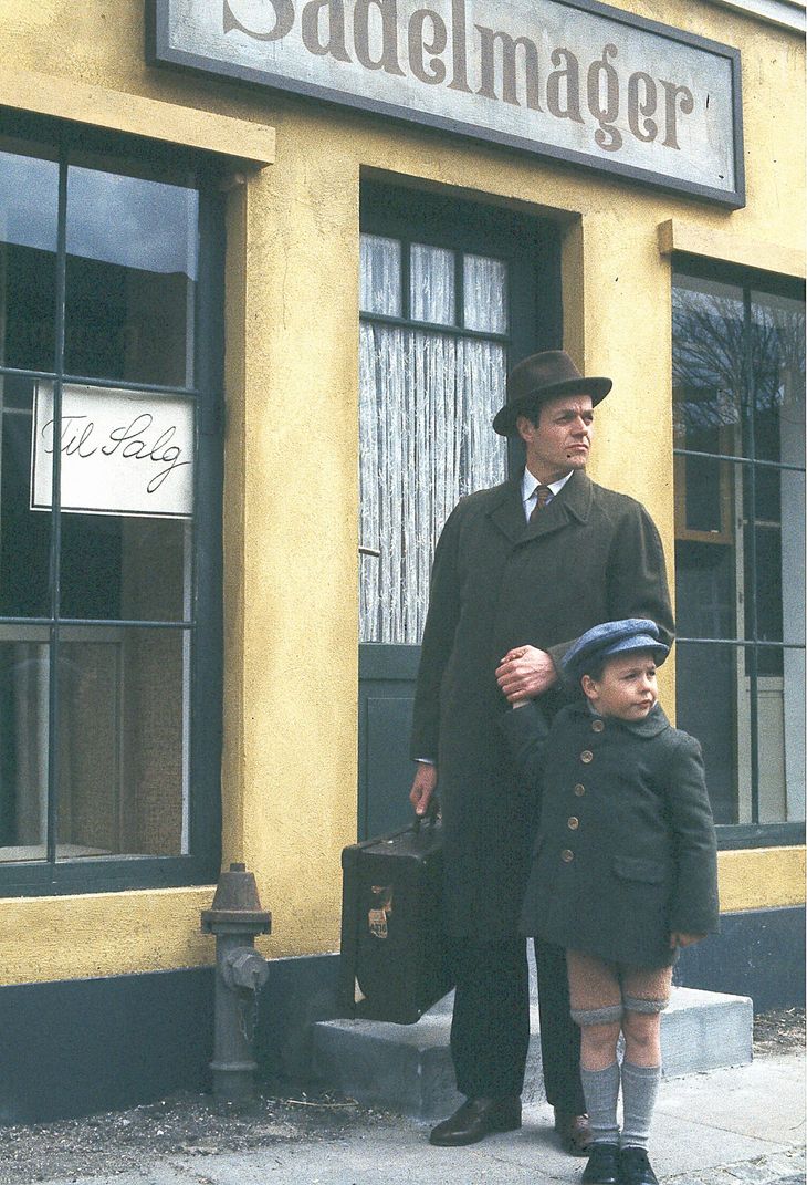 I den klassiske dramaserie 'Matador' kommer Mads Skjern (Jørgen Buckhøj) til Korsbæk med sin søn, Daniel, og etablerer sig som manufakturhandler. Da serien blev vist første gang, lagde den gaderne øde. Foto: Rolf Konow /DR