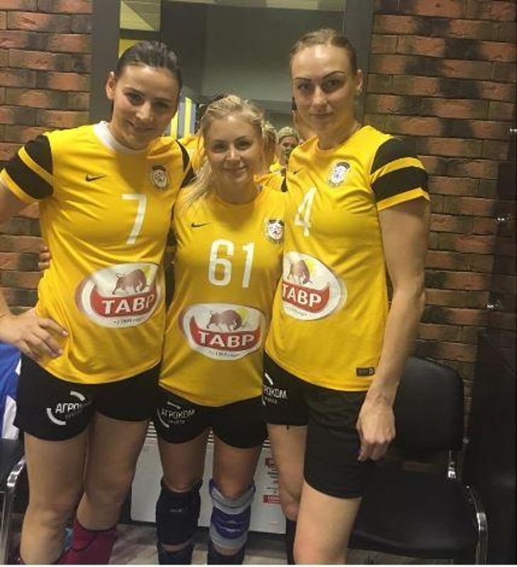 Lotte Grigel mellem de russiske profiler Maya Petrova (til venstre) og Elena Slivinskaya efter kampen. Foto: Lotte Grigels Instagram