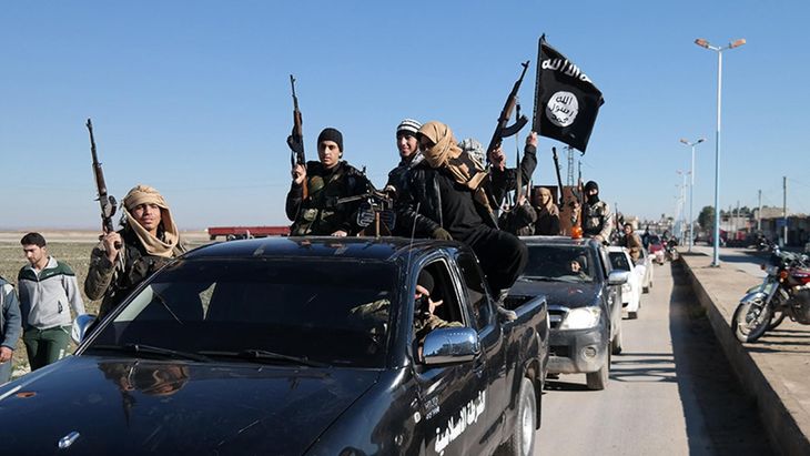 Krigere for Islamisk Stat kører gennem den nordøstlige del af Syrien med geværer og sorte flag. Foto: AP