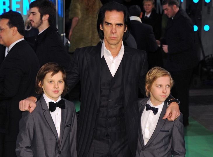 Nick Cave med tvillingesønnerne Arthur og Earl til filmpremiere i London i 2012. Foto: All Over