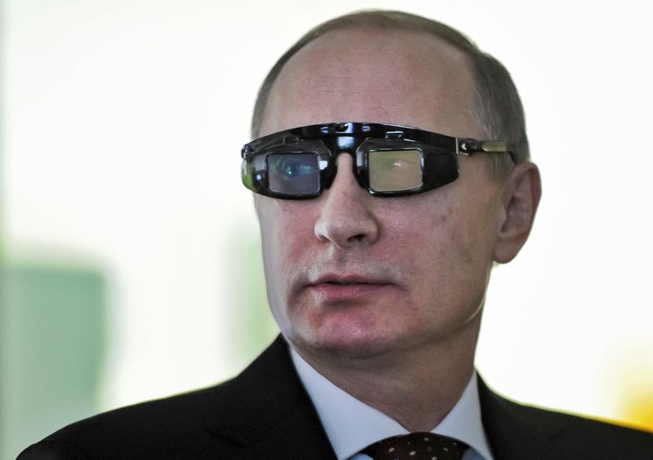 Putin med specielle briller på et militært forskningscenter i Sankt Petersborg i januar 2015. 
